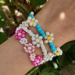Cómo Hacer una Pulsera de Flores con Mostacillas 
